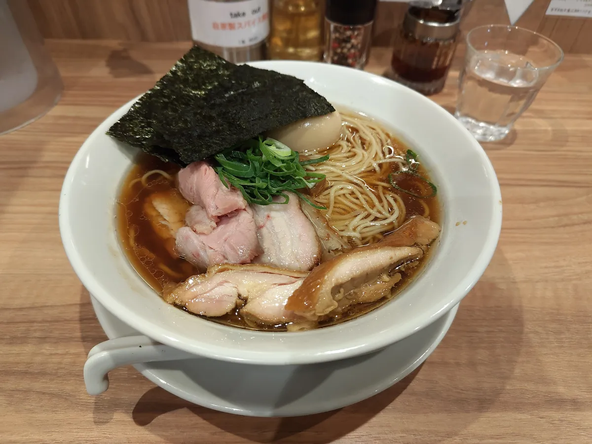 麺処ほん田のラーメン。トリプル清湯スープに細麺、チャーシュー、海苔がのった一杯。