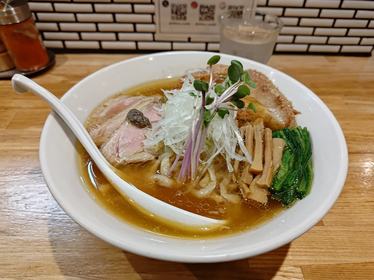 中華ソバ ビリケン的手揉み中華ソバ。鴨×雞清湯醬油搭配手揉皺麵與兩種叉燒（豬肉+黑松露淋鴨胸）。
