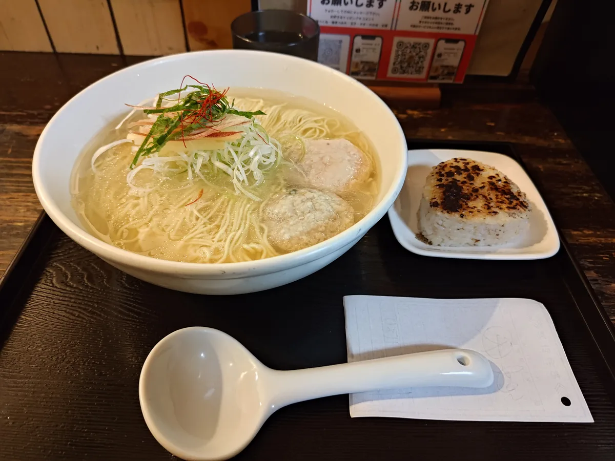 Fischgräten-Shio-Ramen bei Menya Kaijin Shinjuku — eine goldene Shio-Brühe aus den Fischresten des Tages, kombiniert mit dünnen geraden Nudeln und konzentriertem Meeresfrüchte-Umami.